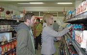 Im Caritas Markt werden Produkte zu vergünstigten Preisen verkauft. Bild: Gianni Amstutz