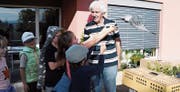 Schulkinder aus Bischofszell und Umgebung lassen bei Ruedi Mosimann in Zihlschlacht Brieftauben fliegen.Bild: Yvonne Aldrovandi-Schläpfer