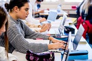 Ilaria Mendes Haider (Bild) und ihre Berufsschulkolleginnen- und kollegen sind im ersten Lehrjahr zum Coiffeur/Coiffeuse EFZ. Von fünf Lektionen arbeiten sie zwei bis drei mit ihrem eigenen Laptop. (Bild: Nadia Schärli, Luzern, 16. Oktober 2019)