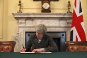 Premierministerin Theresa May unterzeichnet im «Cabinet Office» das offizielle Austrittsgesuch an die EU.