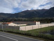 Blick auf die neu gebaute Justizvollzugsanstalt Tignez in Cazis GR: Das Gefängnis soll nach einer Testphase im Januar bis zu 152 Inhaftierte aufnehmen. (Bild: KEYSTONE/GIAN EHRENZELLER)