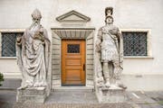 Geheimnis 49: die Heiligen Desiderius und Mauritius. Sie bewachen in Form von Riesenstatuen den Eingang zur Galluskapelle im inneren Klosterhof. (Bild: Urs Bucher - 10. April 2014)