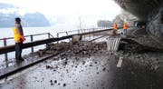 2009 durchschlugen mehrere Gesteinsbrocken die Galerie beim Ölberg. (Bild: Bundesamt für Strassen, 23. Februar 2009)