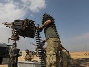 Von der Türkei unterstützte syrische Rebellen beschiessen die nordsyrische Grenzstadt Ras al-Ain. (Bild: KEYSTONE/AP)