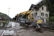 Mit dem Schutzdamm hätte dieses Szenario wohl verhindert werden können: Die Kantonsstrasse in Gurtnellen wurde im Juni 2019 mit Schlamm überschüttet. (Bild: Florian Arnold, 11. Juni 2019)