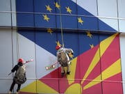 Arbeiter putzen die Fassade am EU-Büro in Skopje: Aufgemalt sind die Flaggen der EU und Nordmazedoniens. (Bild: KEYSTONE/EPA/NAKE BATEV)