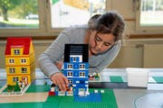 Mit Liebe zum Detail entsteht die Lego Stadt. (Bild: Andreas Taverner)