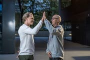 Sohn Santeri Alatalo (Verteidiger EV Zug) und Vater Matti Alatalo (Trainer EHC Visp) vor dem Cupspiel. (Bild: Nadia Schärli, Zug, 17. Oktober 2019)