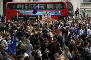 Demonstrationen vor Number 10 Downing Street, dem Sitz des britischen Premierministers. (Bild: Keystone)