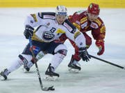 Ben Maxwell von den SCL Tigers (rechts) kämpft gegen Ambris Marco Müller (Bild: KEYSTONE/MARCEL BIERI)