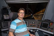 Darf noch nicht, kann aber schon bald: Lokführer-Aspirant Benedikt Haag im ICN-Führerstand (gestelltes Bild). (Bild: Severin Bigler)