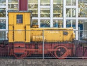 Seit Jahren ungenutzt auf dem Abstellgleis: die Diesellokomotive auf dem Areal der V-Zug. Bild: Patrick Hürlimann (Zug, 17. Oktober 2019)