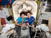 Jessica Meir (l) und Christina Koch schreiben heute Raumfahrtgeschichte: Sie sind das erste rein weibliche Team, das ausserhalb der ISS auf Montage geht. (Bild: Keystone/EPA/NASA HANDOUT)
