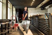 Mitten im Umbau: Dashmir Ljoki in seiner künftigen Bar. (Bild: Reto Martin)