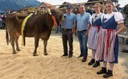 Überfliegerin des Tages, Jungkuh Edelea, mit dem stolzen Besitzer Werner Eggenberger vom Kuhnenboden in Grabs, Gemeindepräsident Niklaus Lippuner und den beiden Ehrendamen Sonja Tischhauser und Alexandra Alpiger. Bild: Jessica Nigg
