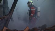 Die Feuerwehr beim Einsatz in Niederneunforn. (Bild: Beat Kälin / BKR News)