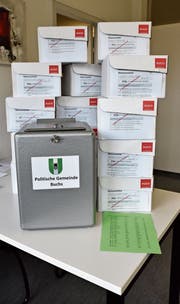 Die Urne für das Wahllokal und die Kartonschachteln, in denen die Stimmzettel abgelegt werden, sind bereit. (Bild: Heini Schwendener)
