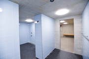 Blick in eine Garderobe inklusive Duschraum. (Bild: Donato Caspari)