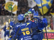Jubilar Andres Ambühl, Otso Rantakari und Torschütze Claude-Curdin Paschoud (von links) freuen sich über das Tor zum 4:1 (Bild: KEYSTONE/GIAN EHRENZELLER)