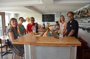 Das Teufner Baradies-Team unterhält sich mit den ersten Gästen. (Bild: Karin Erni)