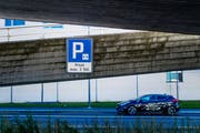Im Wittenbacher Zentrum wurde die Blaue Zone nie kontrolliert. Aber jetzt gibt es kein Pardon mehr, wenn einer die Parkscheibe vergessen hat. (Bild: Michel Canonica)