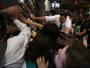 Wegen höheren Billettpreisen: In der chilenischen Hauptstadt Santiago kam es zu Auseinandersetzungen zwischen Metro-Fahrgästen und dem Sicherheitspersonal. (Bild: KEYSTONE/EPA EFE/ELVIS GONZÁLEZ)