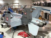 Eine F/A-18 wird im Hangar der Ruag in Emmen LU überprüft. (Bild: KEYSTONE/BUNDESAMT FÜR RÜSTUNG (ARMASUISS)