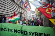 In den Luzerner Gassen war es teilweise ganz schön eng für die Menschemasse. (Bild: Bündnis gegen Krieg)