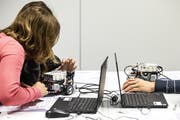 Schülerinnen und Schüler beschäftigen sich mit Roberta. (Bild: Alexandra Wey/Keystone, Luzern, 19. Oktober 2019)