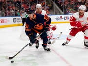 Der Schweizer NHL-Stürmer Gaëtan Haas stand beim 2:1-Heimsieg von Edmonton gegen Detroit wieder einmal im Einsatz, nachdem er zuletzt drei Spiele in Folge überzählig gewesen war (Bild: KEYSTONE/AP The Canadian Press/CODIE MCLACHLAN)