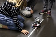 Zunächst soll Roberta einen Meter geradeaus fahren. Bis zum Ende des Kurses wird sie durch das ganze Klassenzimmer flitzen können. (Bild: Alexandra Wey/Keystone, Luzern, 19. Oktober 2019)