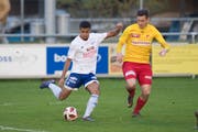 Der Buochser Leonardo Würmli (links) drückt ab, Goldaus Shlirim Zeka kann den Abschluss nicht mehr verhindern. Bild: Boris Bürgisser (Buochs, 19. Oktober 2019)