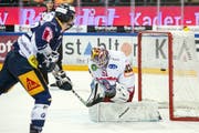 Zugs Yannick Zehnder gegen Rapperswils Goalie Noël Bader (KEYSTONE/Alexandra Wey)