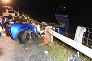 Das Auto musste von der Feuerwehr geborgen werden. (Bild: Kapo)