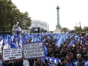 Überlastet, ausgelaugt, suizidgefährdet: Tausende Polizistinnen und Polizisten gingen am Mittwoch in Paris auf die Strasse. (Bild: KEYSTONE/EPA/IAN LANGSDON)