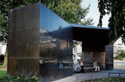 Der «goldene Kiosk» bei der Schiffsanlegestelle Bahnhofsteg ist an mehreren Seiten stark verschmutzt. (Bild: Stefan Kaiser, Zug, 30. September 2019)