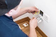 Nun will auch die Gemeinde Mörschwil Glasfasern bis in jede Wohnung ziehen. Bild: Keystone/Petra Orosz