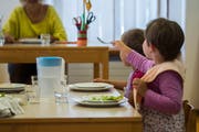 Vom erhöhten Kinderabzug profitieren vor allem Familien mit sechsstelligen Einkommen.(Samuel Golay/Keystone/Ti-Press)