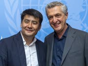 «Leuchtendes Beispiel dafür, wie ein Einzelner viele inspirieren kann»: Nansen-Preisträger Asisbek Aschurow (links) mit UNHCR-Chef Filippo Grandi in Genf. (Bild: KEYSTONE/MARTIAL TREZZINI)