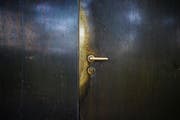 Nicht überall am Bauwerk hat der Verwitterungsprozess das «Gold »vernichtet. (Bild: Stefan Kaiser, Zug, 30. September 2019)