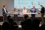 Sie kandidieren für den Ständerat (von links): Monique Frey (Grüne), Andrea Gmür (CVP) und Franz Grüter (SVP). Moderiert wurde der Anlass von Jérôme Martinu, Chefredaktor der «Luzerner Zeitung», und Christian Peter Meier, stellvertretender Chefredaktor. (Bild: Eveline Beerkircher, 2. Oktober 2019)