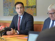 Gemeinderat Valentin Zuber (links) und Moutiers Stadtpräsident Marcel Winistoerfer präsentierten am Mittwoch ihre Pläne für eine neue Abstimmung zur Kantonszugehörigkeit von Moutier. (Bild: Keystone/Leandre Duggan)
