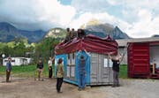 Winterfest eingepackt: Zum ersten Mal wurden Blachen über die Schiffscontainer gestülpt. Die sollen während der Winterpause die Feuchtigkeit abhalten. (Bild: Sabine Camedda)