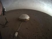 Gut geschützt unter einer Haube misst das Seismometer auf der Marsoberfläche feinste Erschütterungen. (Bild: KEYSTONE/AP NASA/JPL-Caltech)