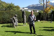 Der Urner Schauspieler Walter Sigi Arnold führt durch die grosszügige Gartenanlage, in der Werke verschiedener Künstler zu sehen sind. (Bild: Markus Zwyssig, Altdorf, 1. Oktober 2019)
