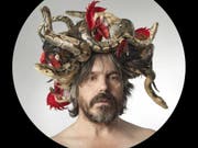 Für Koen Vanmechelen durchdringt das Huhn alle künstlerischen Formen und Dimensionen: Der belgische Künstler mit seinem Kopfschmuck aus Schlangen und Hühnerköpfen. (Bild: Handout: Teatro dell'architettura)