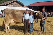 Selina, Anja und Salome (von rechts) sind stolz auf ihre Kuh Fanny, die neue «Miss Mogelsberg». (Bild: Fränzi Göggel)