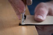 Es braucht Fingerfertigkeit, um das harte Material zuzuschneiden.