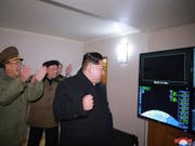 Der nordkoreanische Machthaber Kim Jong Un lässt sich gerne bei der Beobachtung von Raketentests fotografieren. Nordkorea hat kurz vor Gesprächen mit den USA erneut Kurzstreckenraketen getestet. (Foto: KCNA via EPA/KEYSTONE) (Bild: KEYSTONE/EPA KCNA)