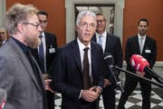 Bundesanwalt Michael Lauber (Mitte) nach seiner Wiederwahl am Mittwoch, 25. September 2019, in Bern. Um ihn herum Kaderleute der Bundesanwaltschaft. (KEYSTONE/Peter Schneider)